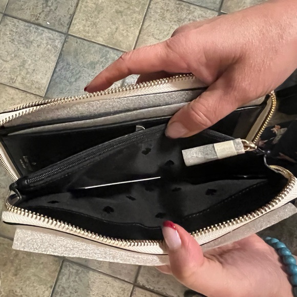 Kate Spade Large Carryall Wristlet - Picture 4 of 8